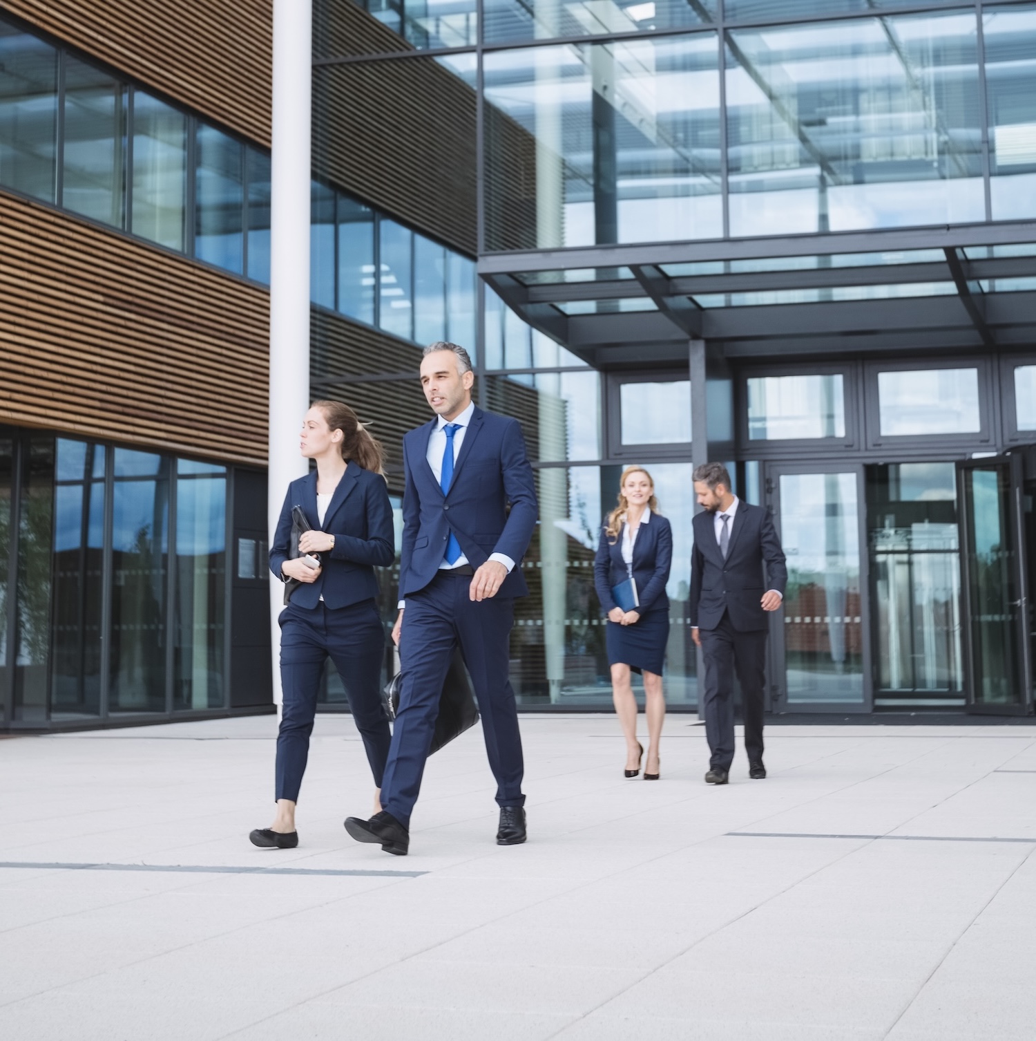 Personenschutz für Kritis und Rüstungsunternehmen: Delegationen, Führungskräfte und Entscheider vor Firmengebäude