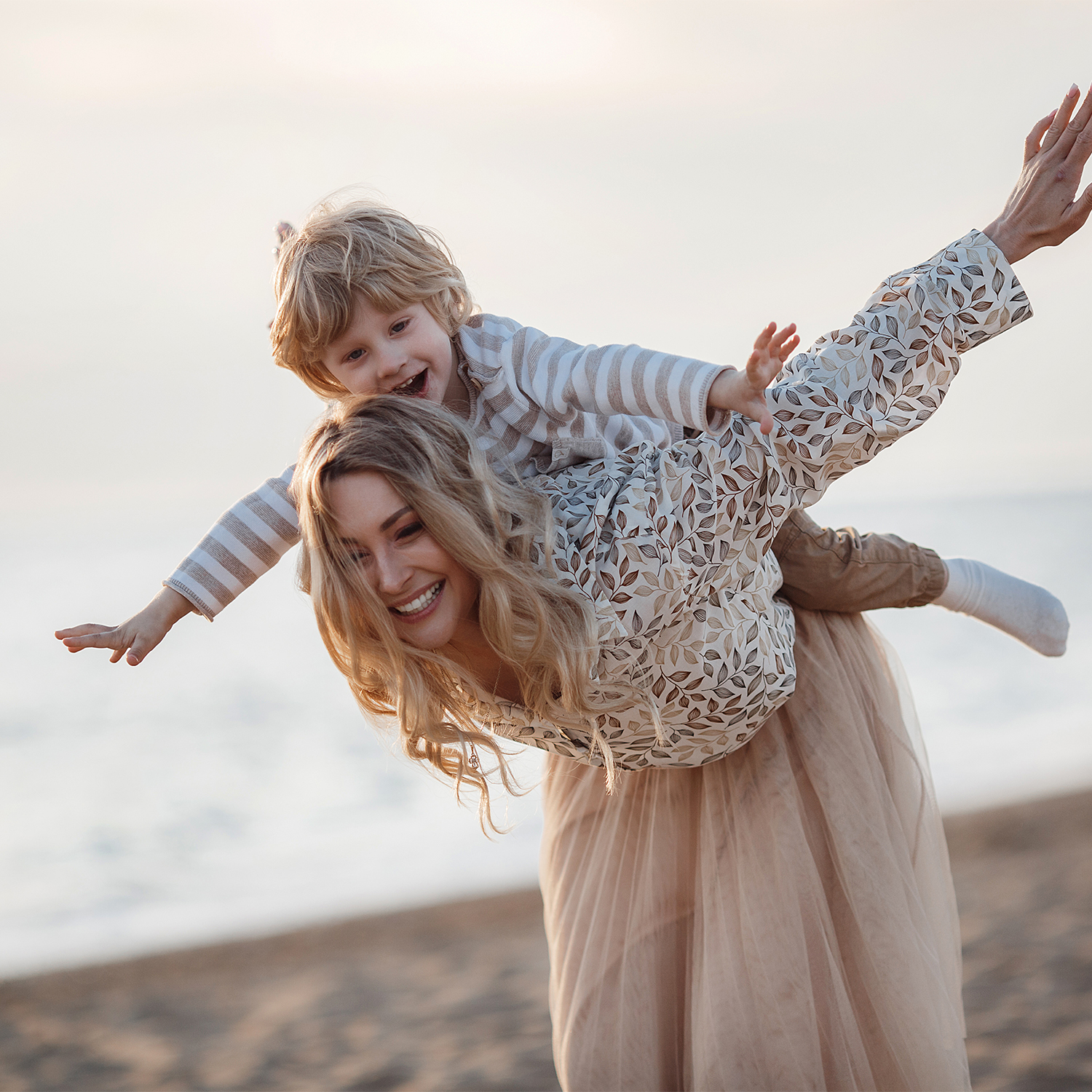 Familienschutz RH Security RH Security Familienschutz für die Sicherheit Ihrer Familie. Zeigt eine lachende Frau und ihren kleinen Sohn beim Spielen.